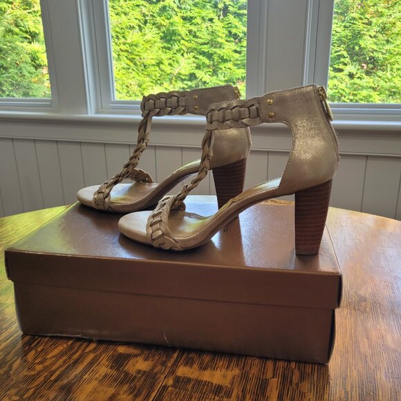 Adrienne Vittadini Gold Sandals. Back zipper. Cushioned footbed. Size 7. - Picture 5 of 16